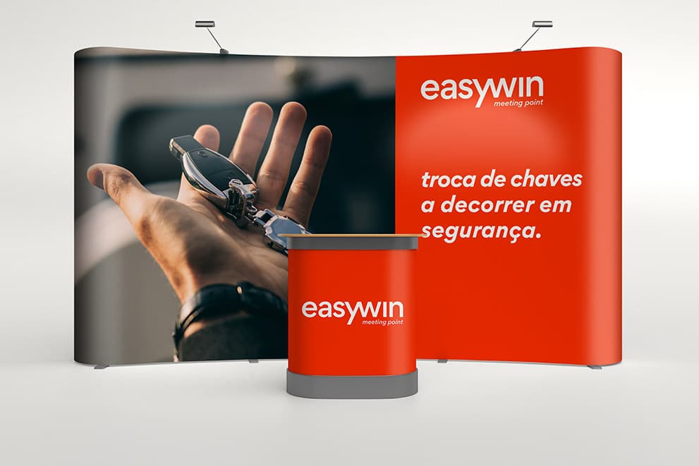 Expositor de um meeting point EASYWIN com a frase «troca de chaves a decorrer em segurança»